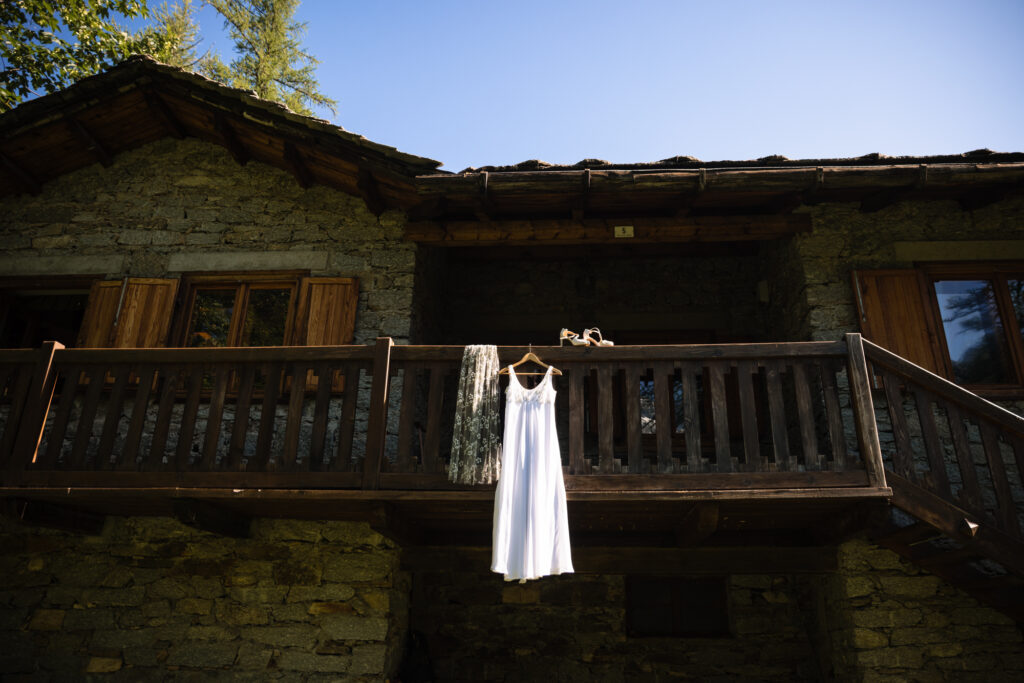 Il vestito della sposa appeso nella baita a Ceresole Reale