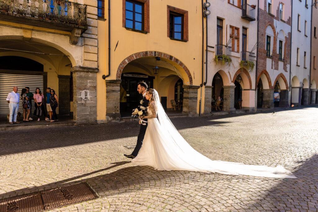 Passeggiata degli sposi per il centro di Pinerolo