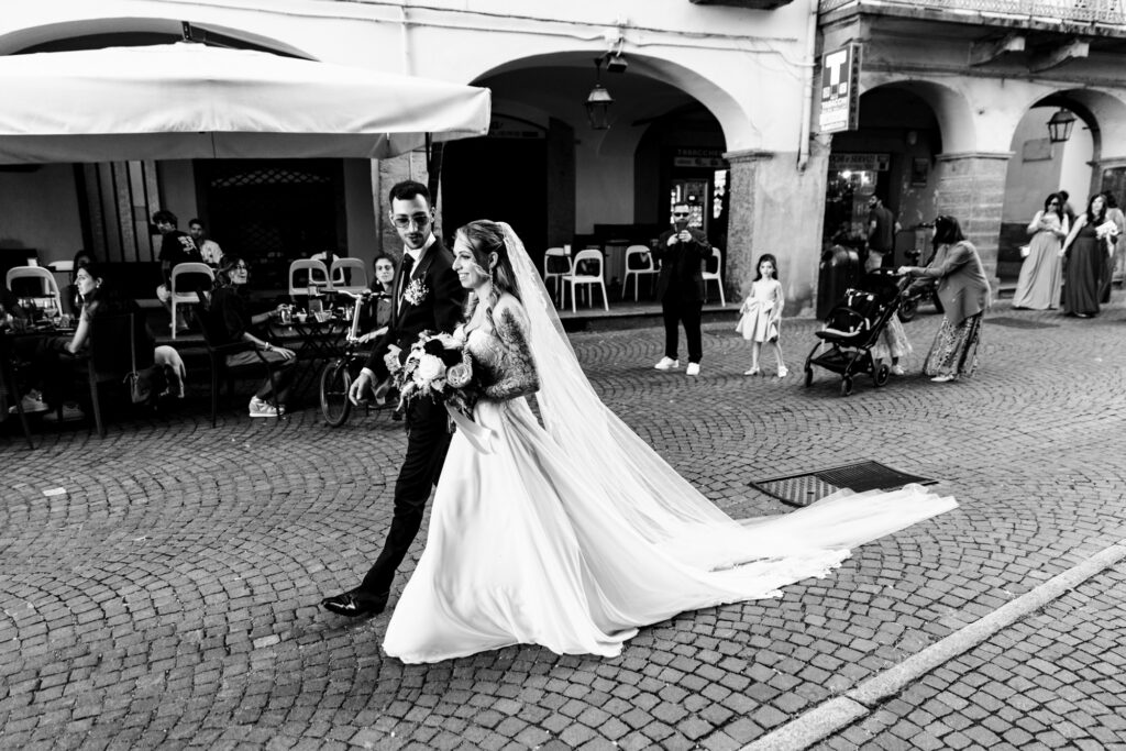 Gli sposi camminano mano nella mano”