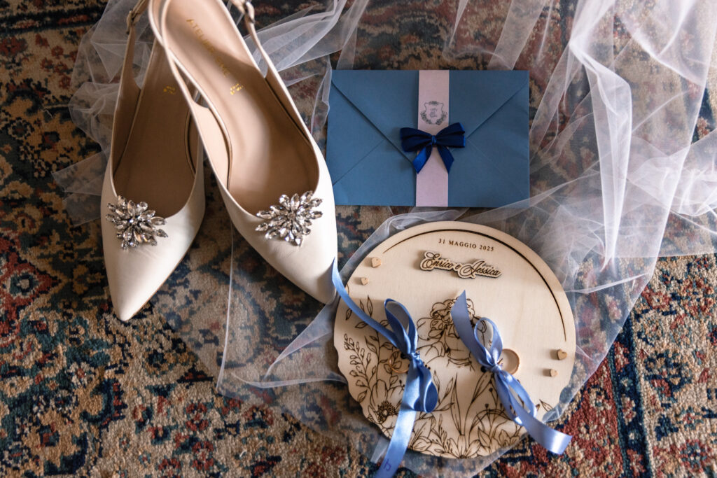 Dettaglio delle fedi nuziali colori e accessori usati