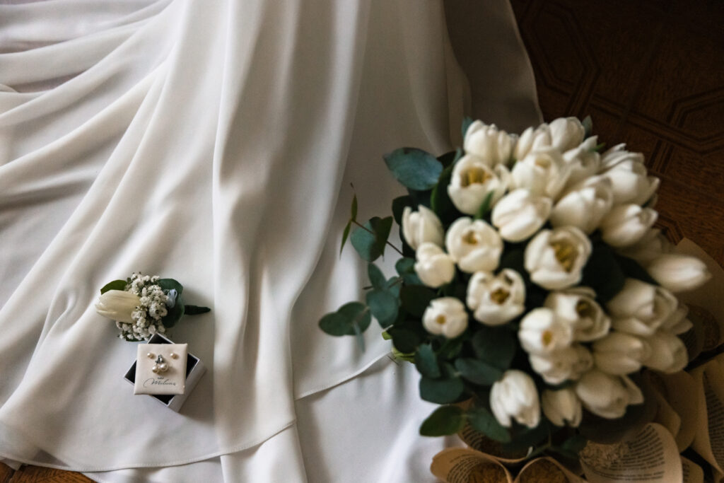 Particolare di vestito, bouquet, accessori