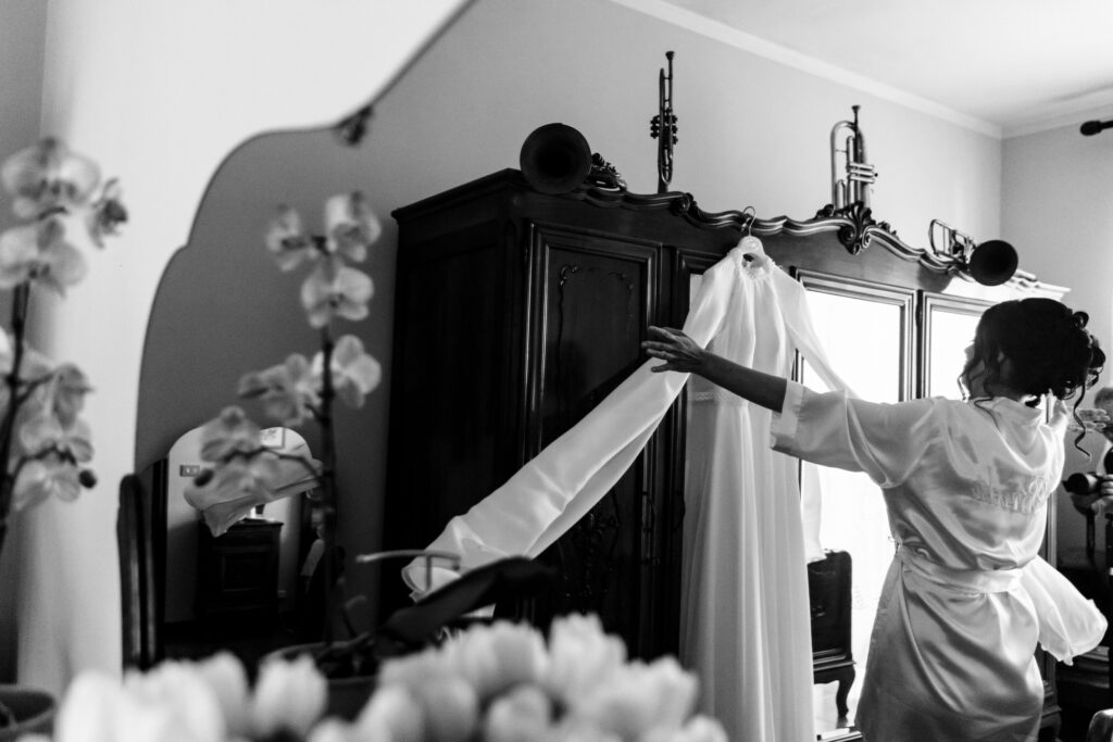 Arianna pronta per indossare il vestito