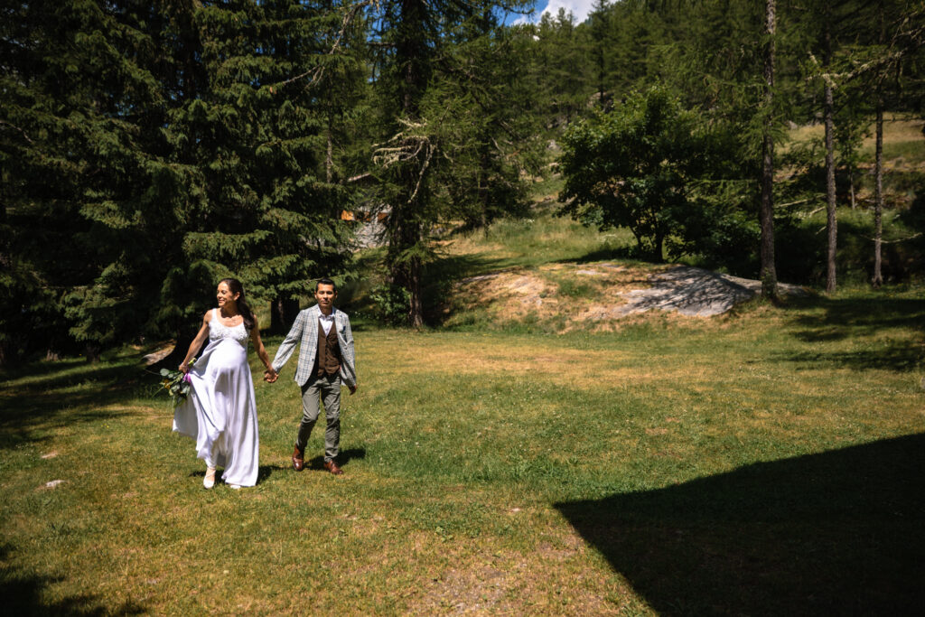 una passeggiata degli sposi lungo il lago a Ceresole Reale