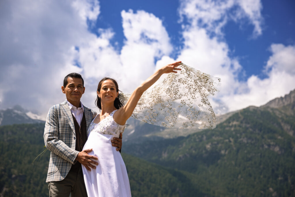 Ritratto degli sposi a Ceresole reale con lo sfondo delle montagne