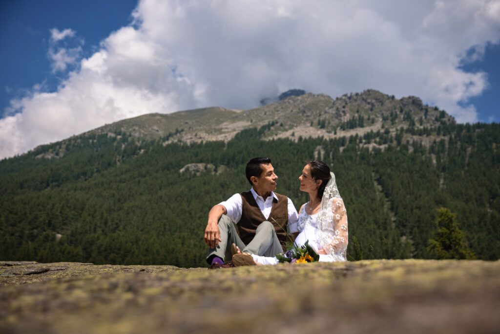 uno sguardo degli sposi con lo sfondo delle montagne