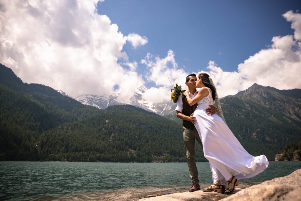 Il lago della diga di Ceresole reale, il vento che muove il vestito, il loro amore