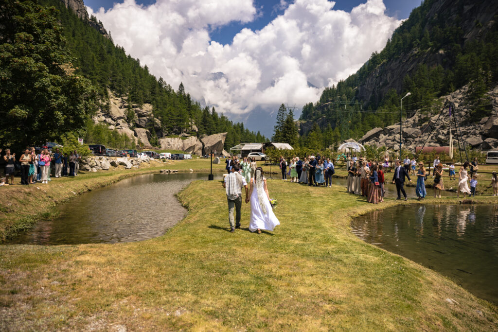 Il rito simbolico al campeggio AI Laghetti, entrata degli sposi