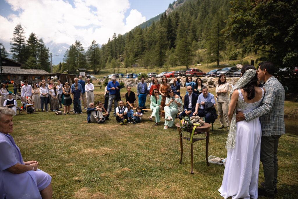 Momento della cerimonia simbolica, pochi amici selezionati, tanta emozione