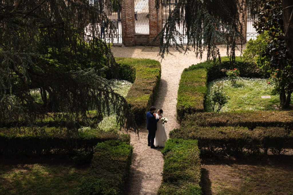 Ritratti degli sposi dal balcone del Castello di Virle