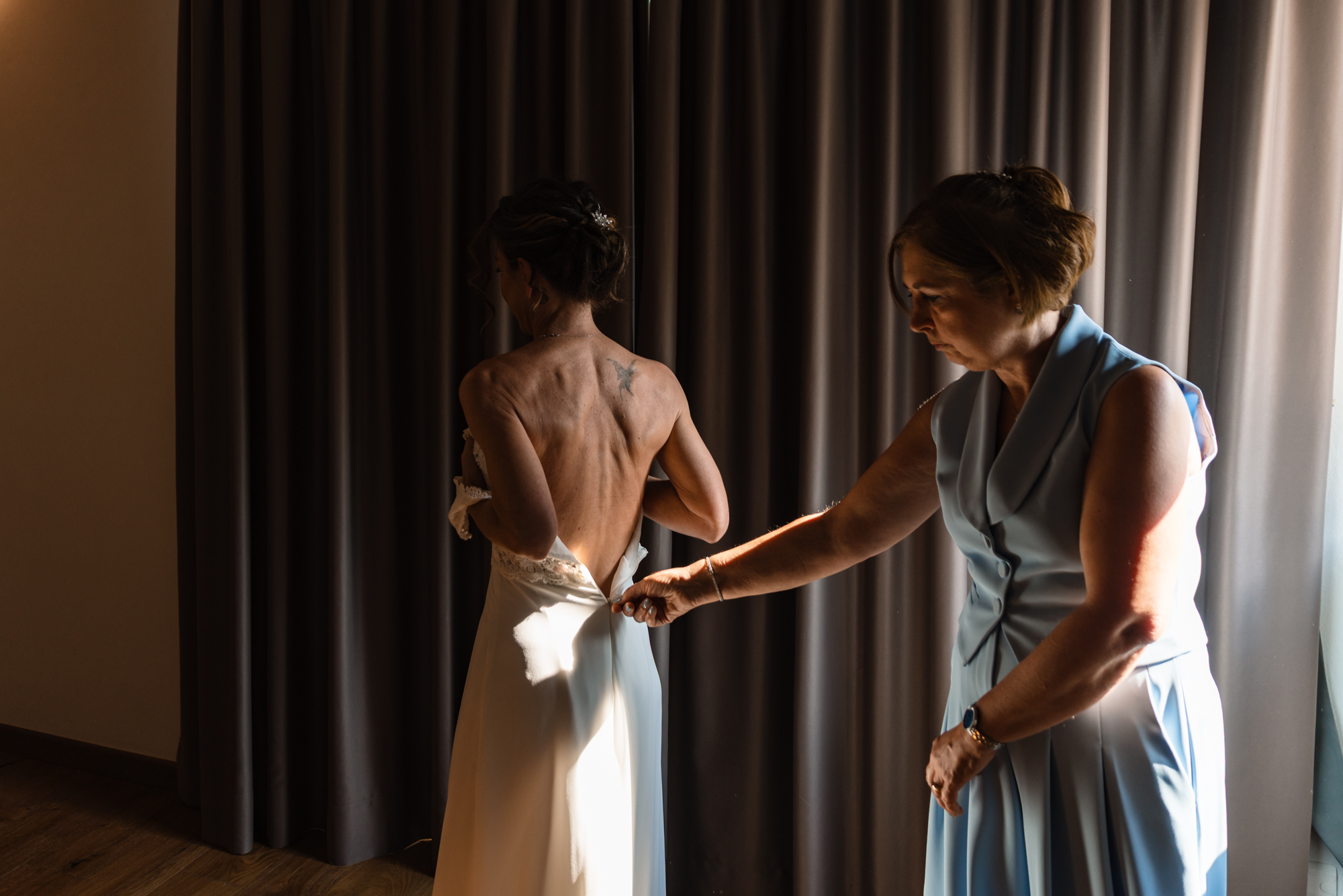 La sposa che si veste a Tenuta Variselle Lago di Viverone