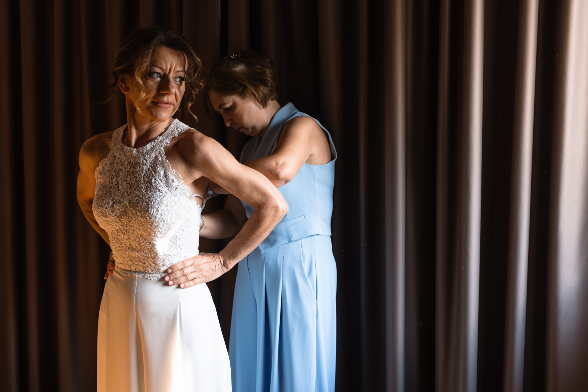 Vestizione della sposa con la testimone a Tenuta Variselle