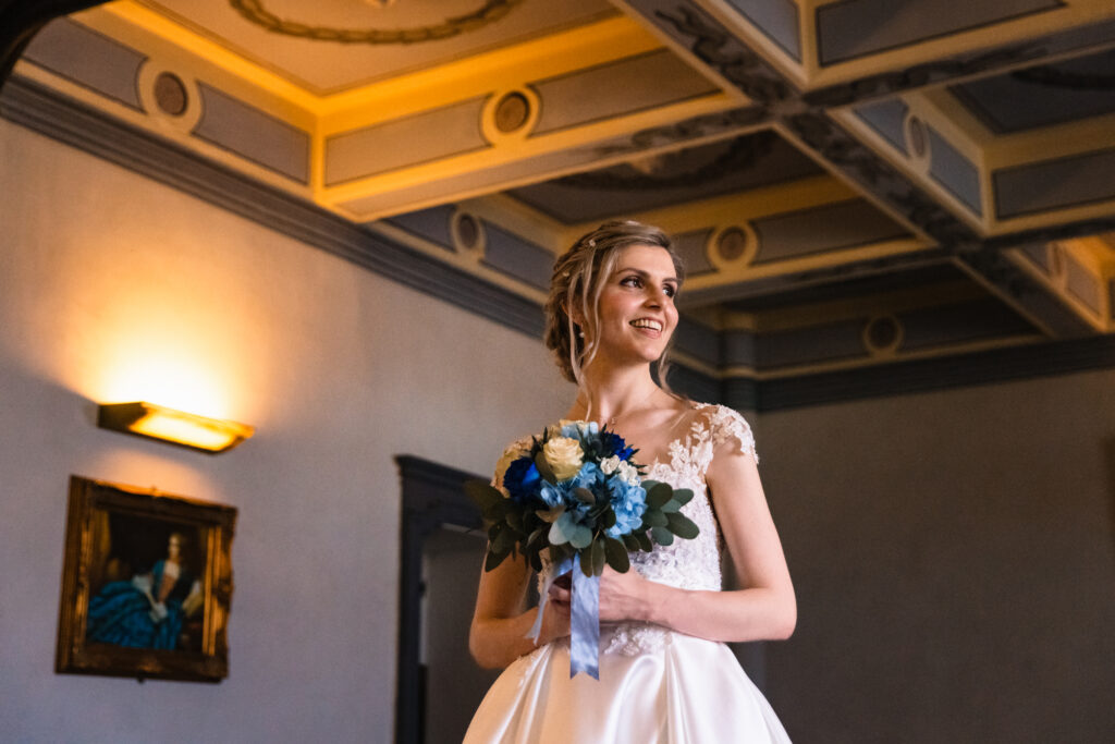 Ritratto elegante della sposa al Castello dei Solaro