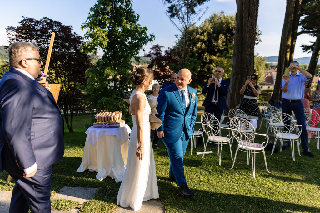 Primo sguardo dello sposo durante il rito civile a Tenuta Variselle