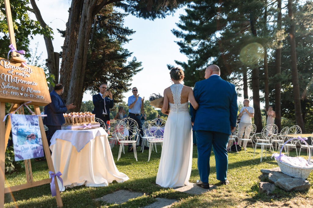 Gli sposi verso la cerimonia a Tenuta Variselle – Matrimonio Lago di Viverone