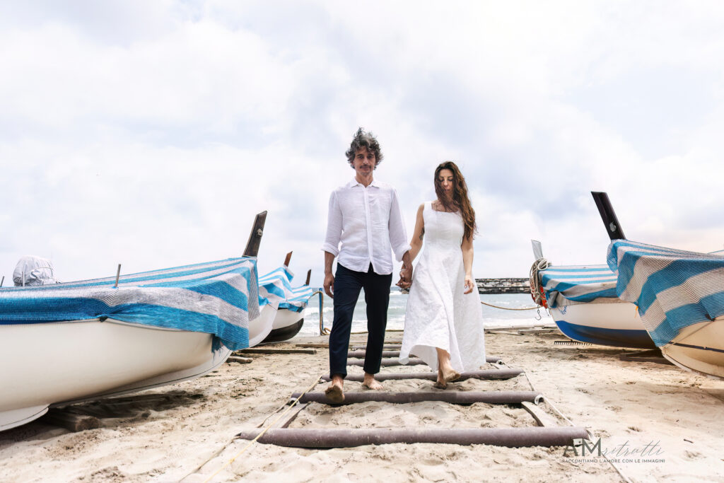 una passeggiata della coppia tra le barche