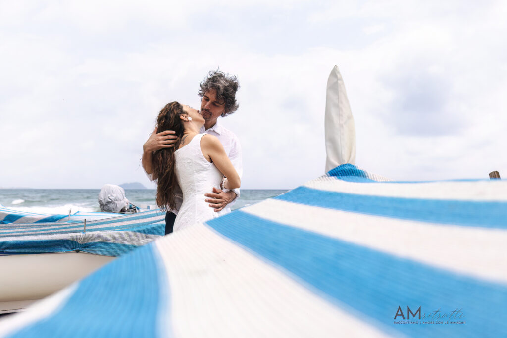 Elena e Saimon abbracciati tra le barche a Laigueglia