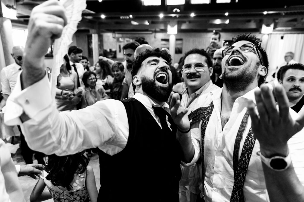 La festa con gli amici in bianco e nero