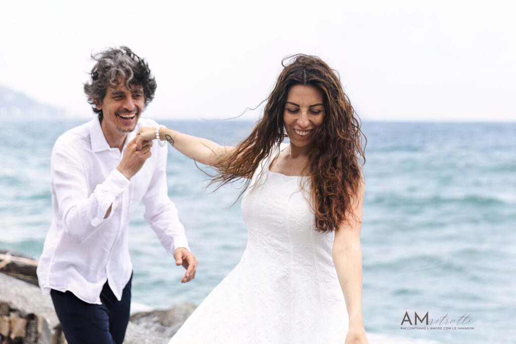 complicità di coppia al mare durante una sessione fotografica