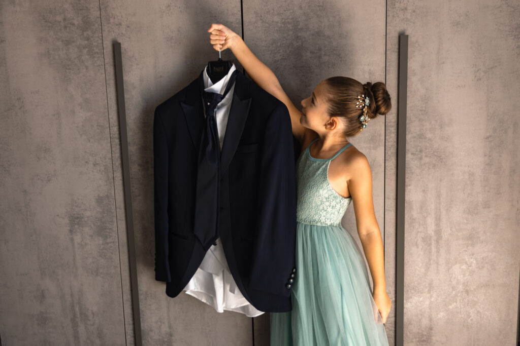 L'abito dello sposo durante la preparazione di Mirko