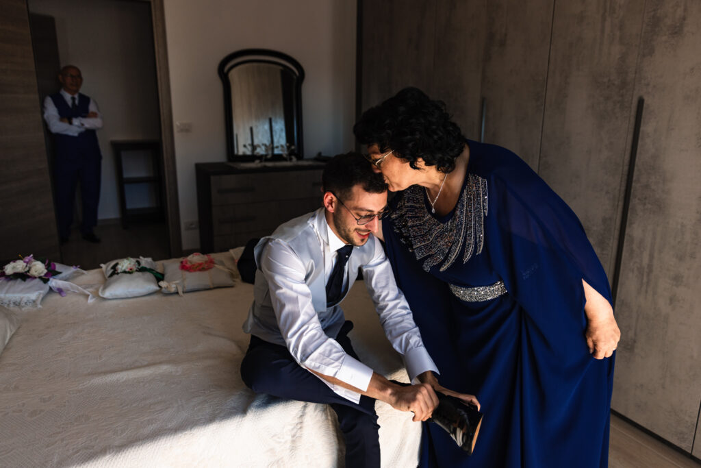 Un gesto di amore della mamma dello sposo