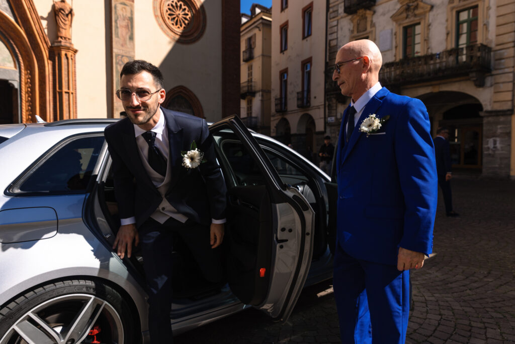 Mirko, lo sposo, arriva in chiesa