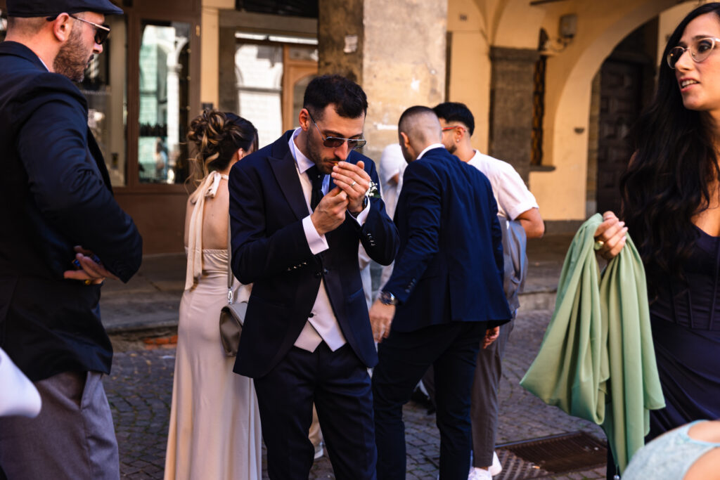 Momento di Mirko prima di entrare in chiesa