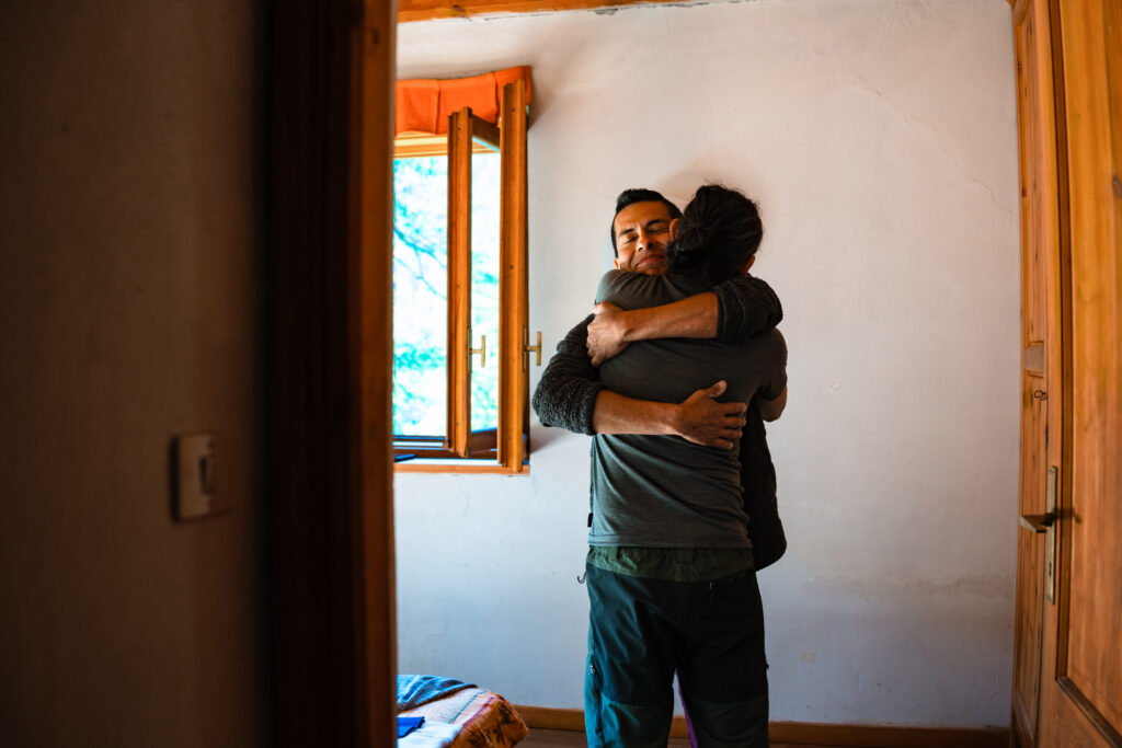 Un abbraccio con l'amico del cuore e testimone con lo sposo