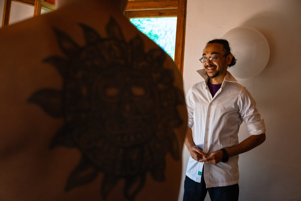 momenti rubati della vestizione dello sposo 