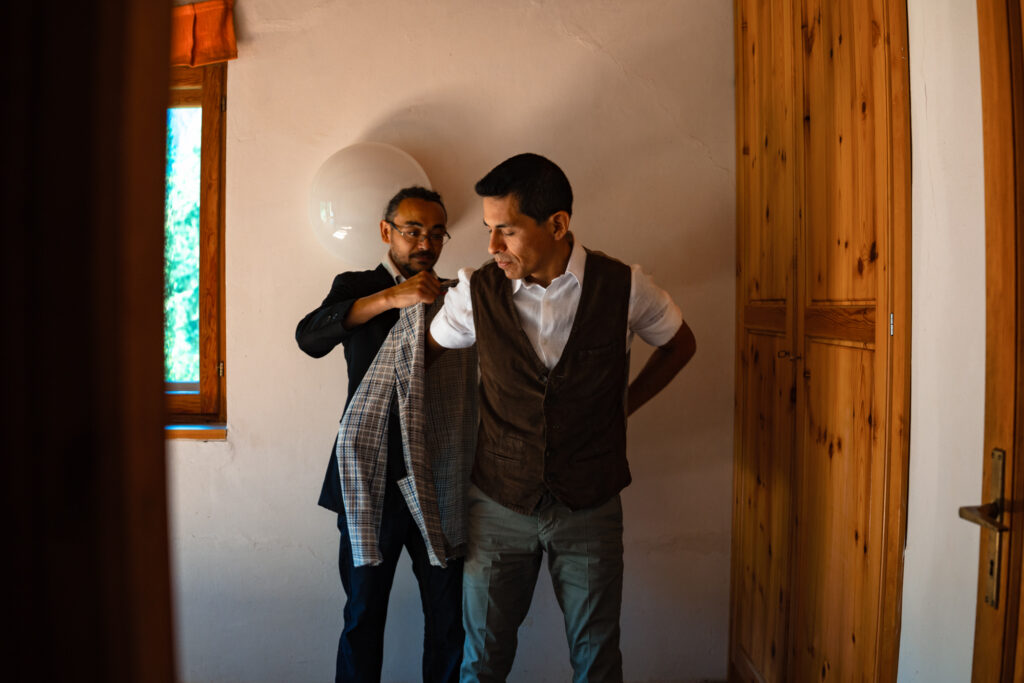 Lo sposo è pronto per la cerimonia, ultime rifiniture