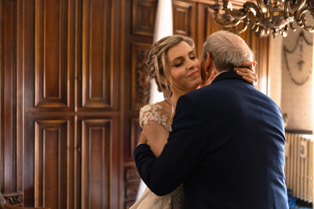 Momento emozionante tra sposa e Papà prima del matrimonio