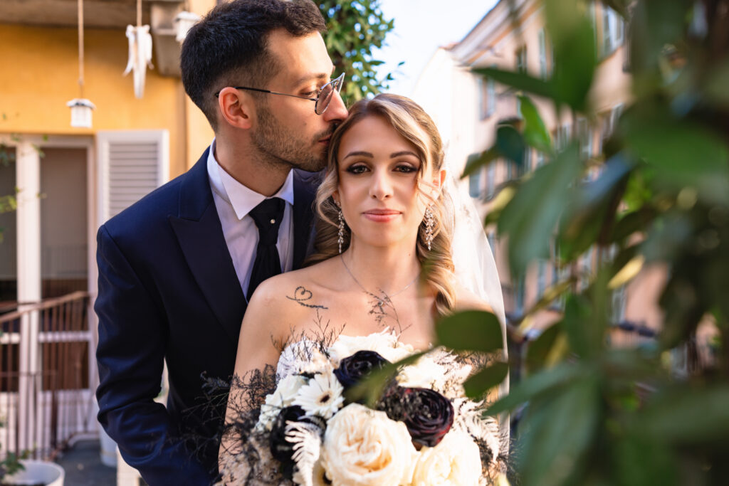 “Bacio tra gli sposi nello studio AM Ritratti