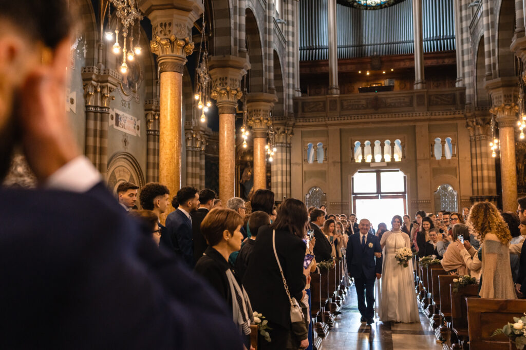 Entrata della sposa e emozione di Emanuele 