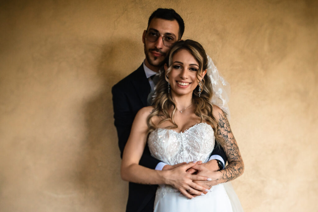 “Letizia che ride mentre Mirko la abbraccia”