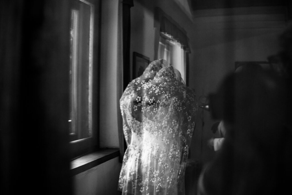 Momenti rubati durante il posizionamento del velo della sposa