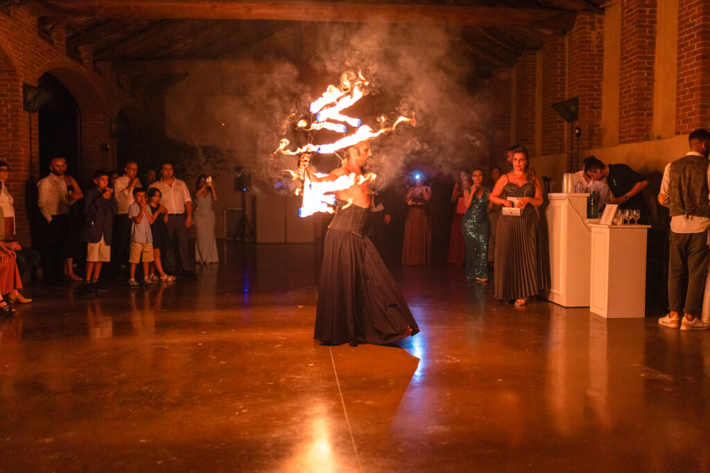 Intrattenimento durante la festa con arti circensi