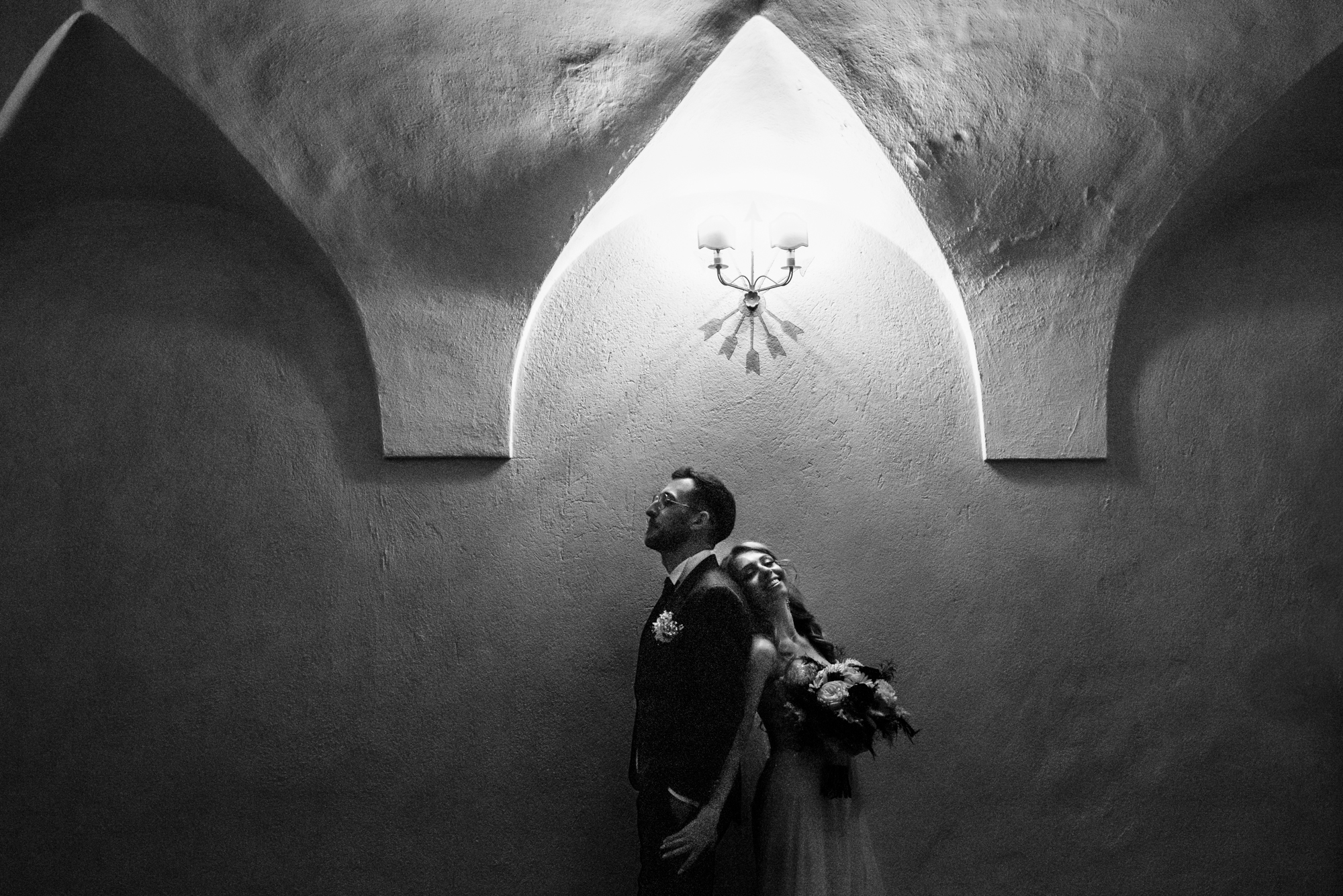 “Ritratto in primo piano degli sposi sorridenti in bianco e nero"