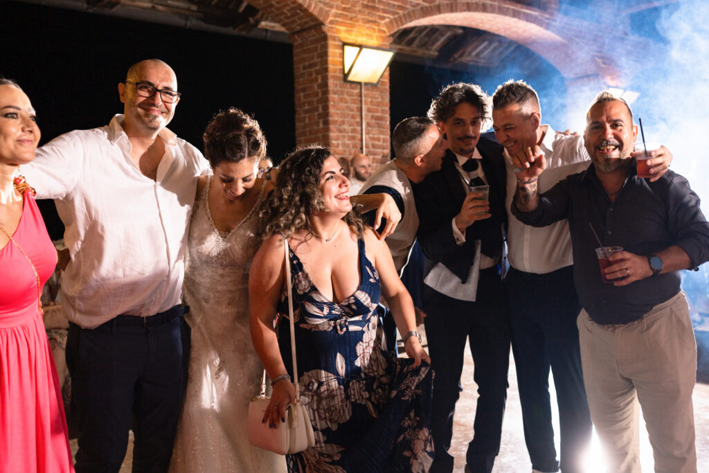 Amici e sposi durante i balli