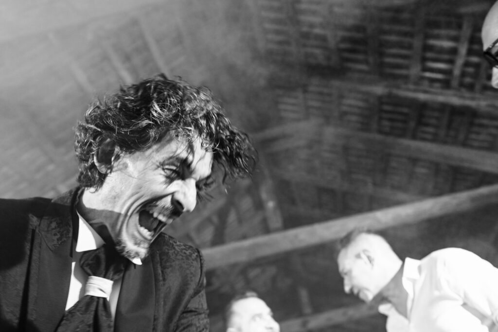 Saimon felice e scatenato alla festa