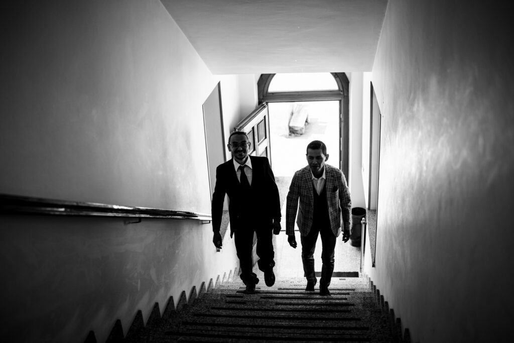 Cerimonia al comune di Ceresole reale, lo sposo entra con emozione