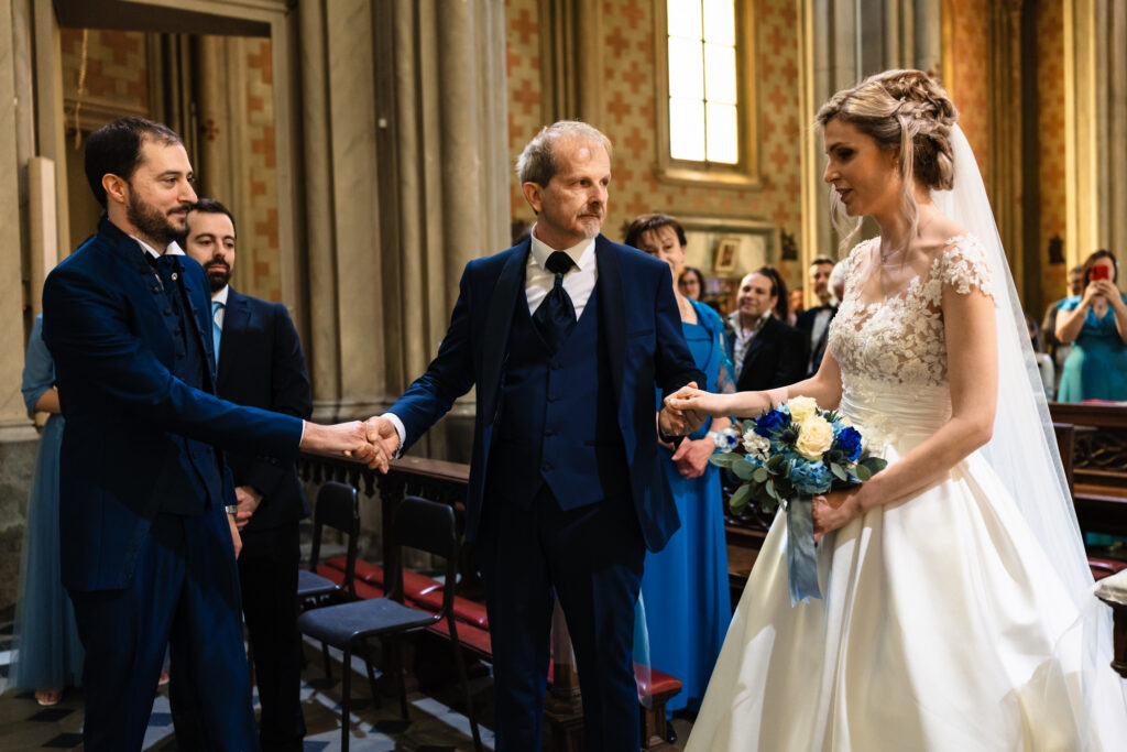 Il momento della consegna della sposa allo sposo