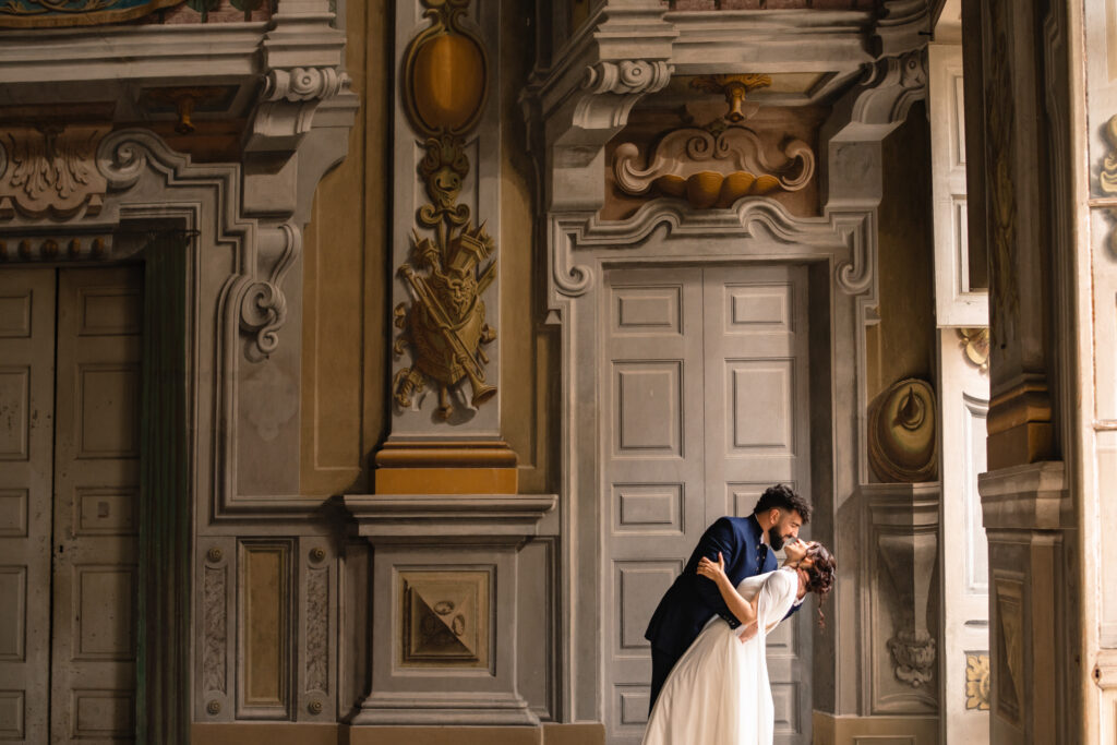 Sala interna del castello e bacio degli sposi