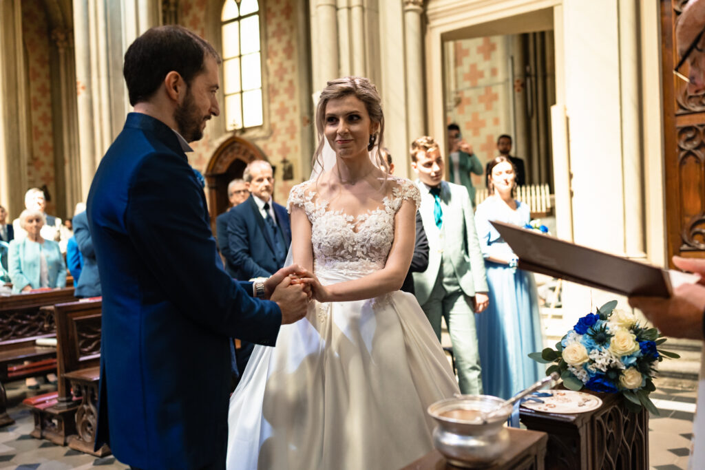 Scambio degli anelli tra emozione e sguardi