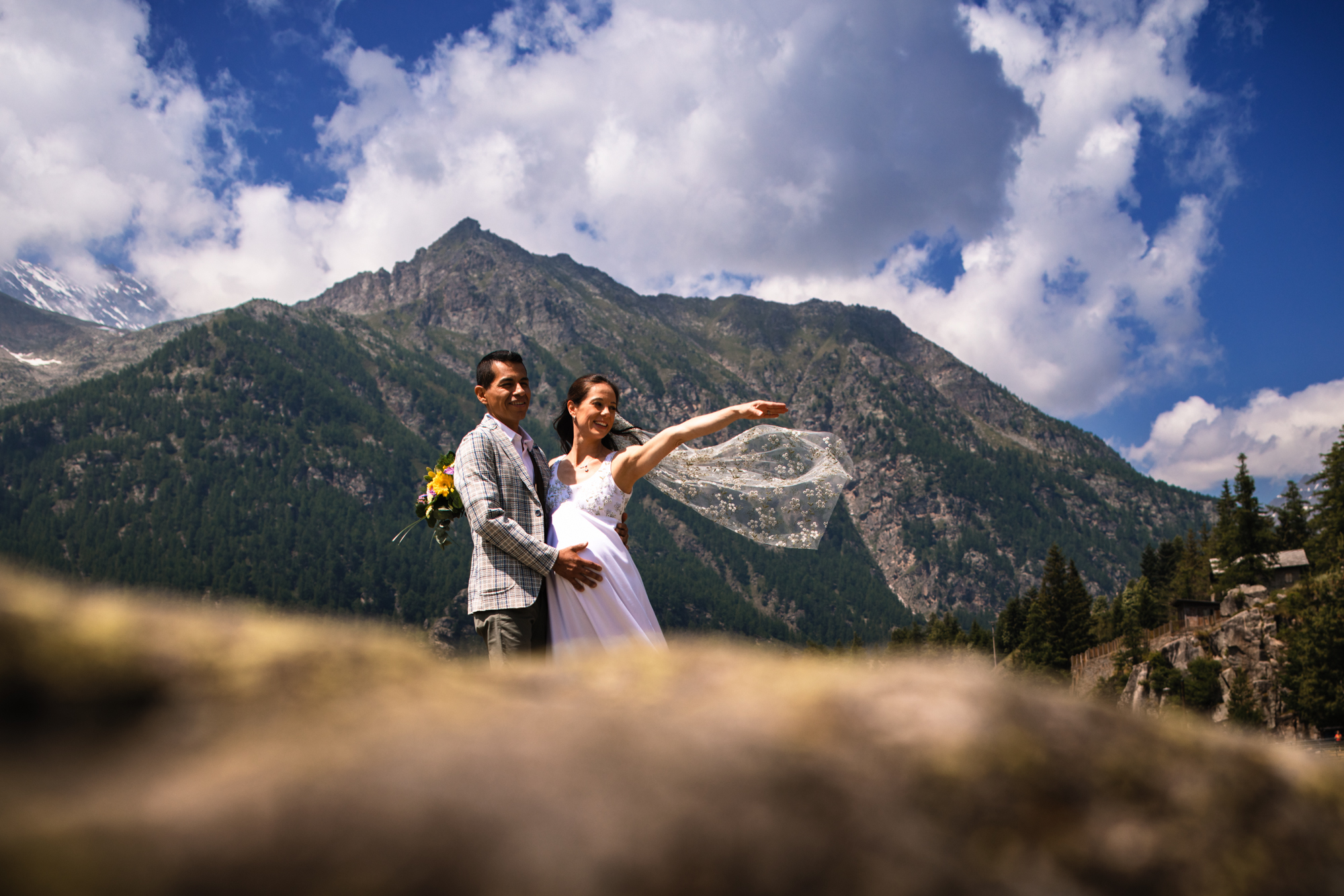 ritratto di sposi a Ceresole Reale lungo la diga, felici e sorridenti
