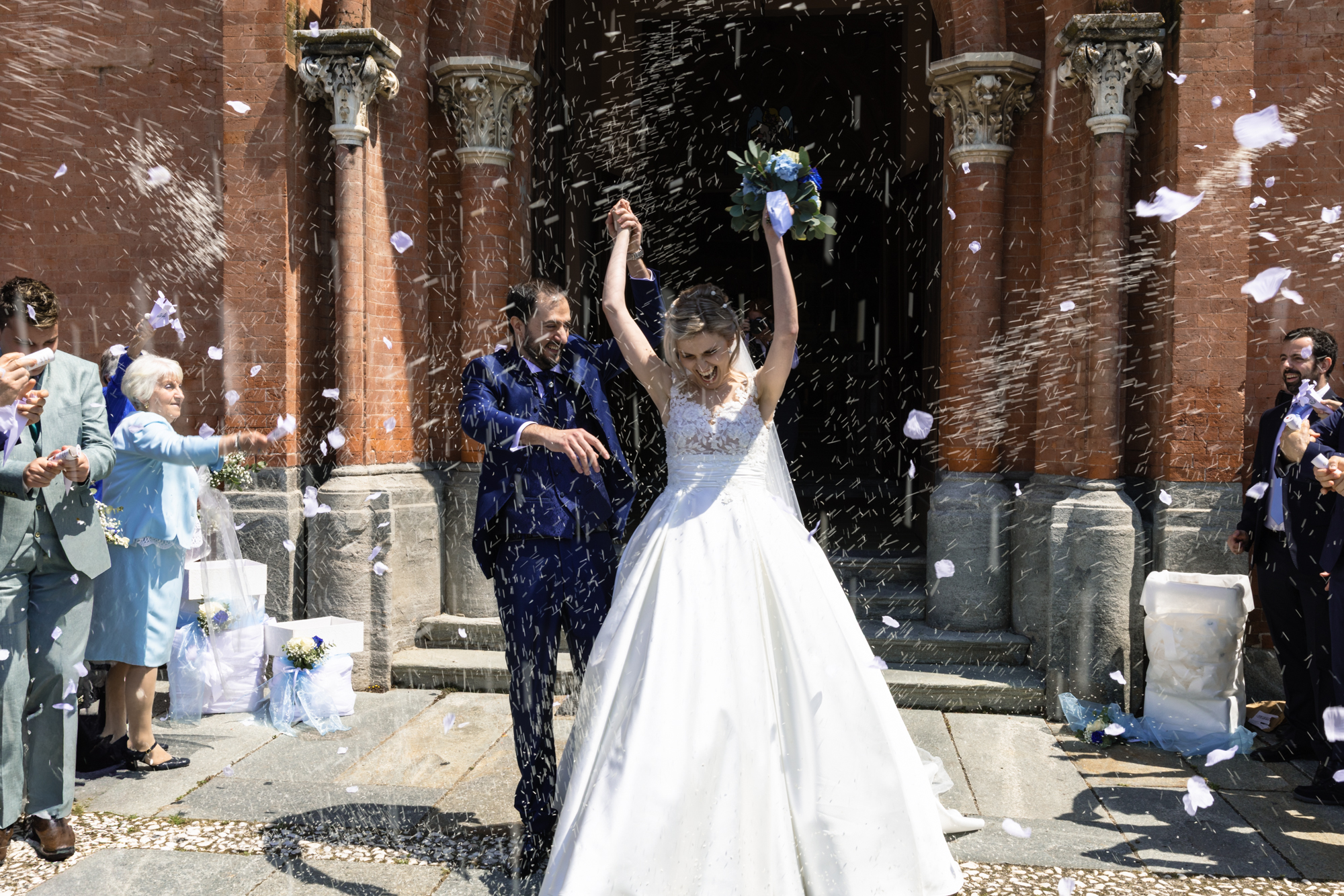 Uscita degli sposi dalla chiesa tra applausi e lancio del riso