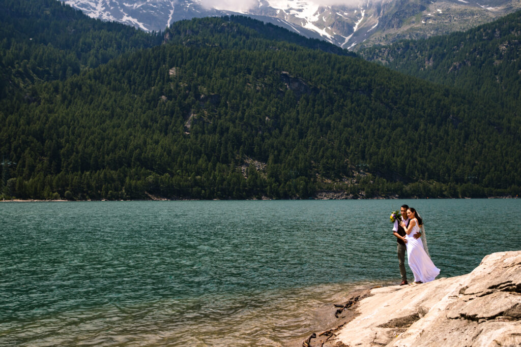 Panoramica suggestiva degli sposi al lago di Ceresole 