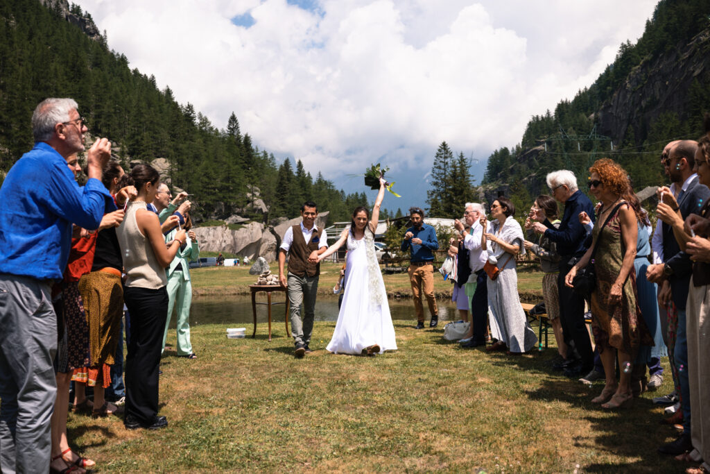 Finalmente sposi, anche il rito simbolico si conclude e gli sposi fanno la loro uscita tra gli applausi