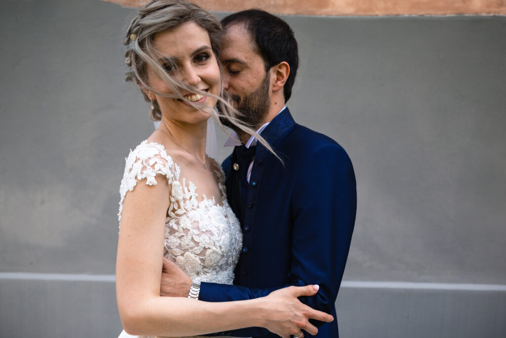 Abbraccio degli sposi tra le vie storiche di Pollenzo