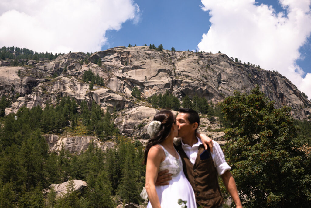 Elena e Manuel in un abbraccio con lo sfondo delle loro amate montagne