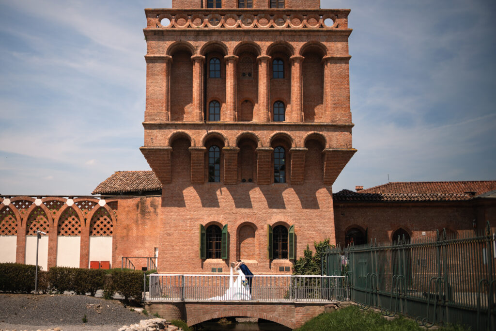 Sposi che passeggiano a Pollenzo