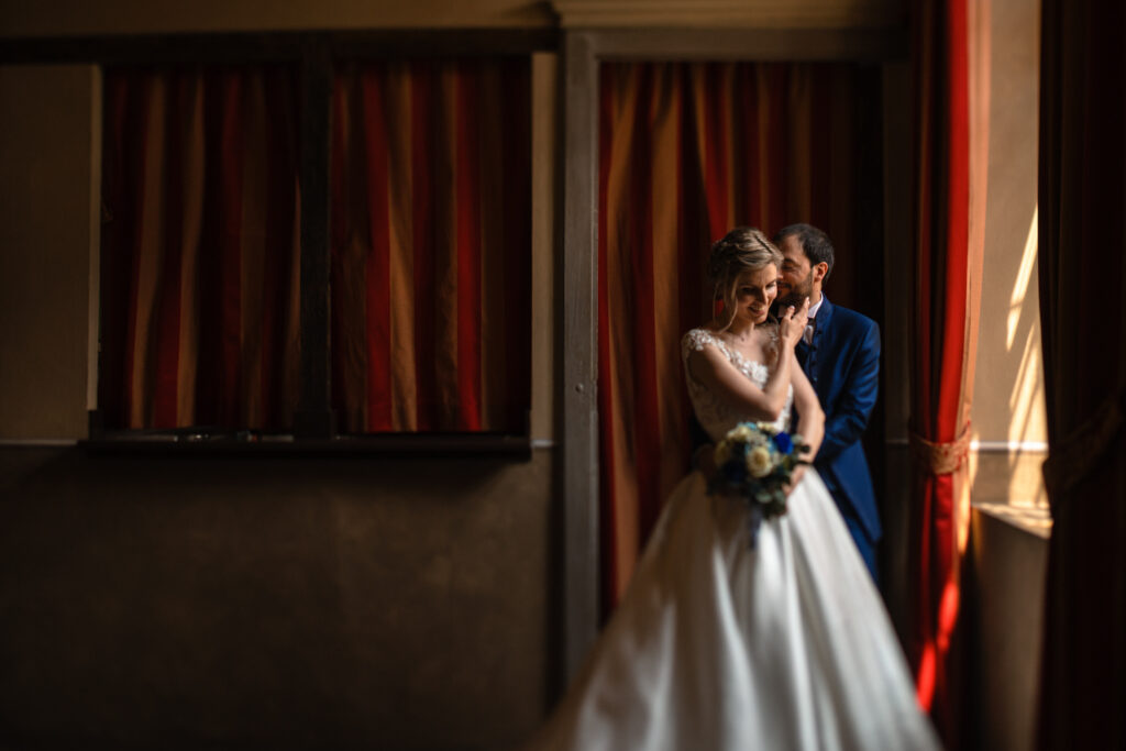 Ritratto di coppia nelle sale interne del Castello dei Solaro